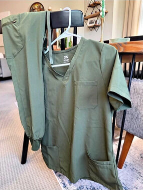 COZYFIT Stretch V-Neck Scrub Top & Jogger Pant Set Green XS